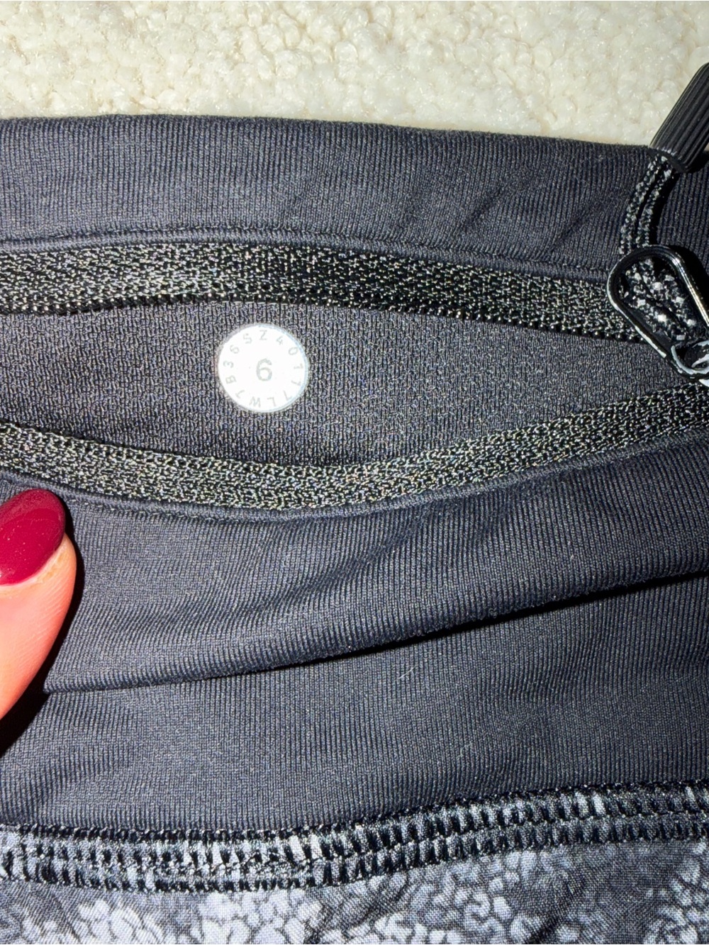 Lululemon Speed Up Running Shorts Black Gray Floral Print Size 6🩶 - Picture 5 of 5